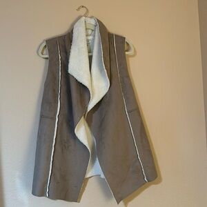 Faux suede and sherling vest large Susina